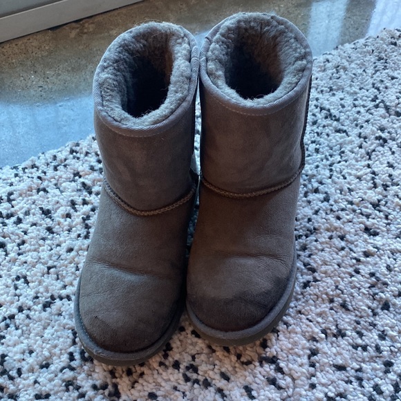 Women’s classic Short Gray UGG - Picture 9 of 10